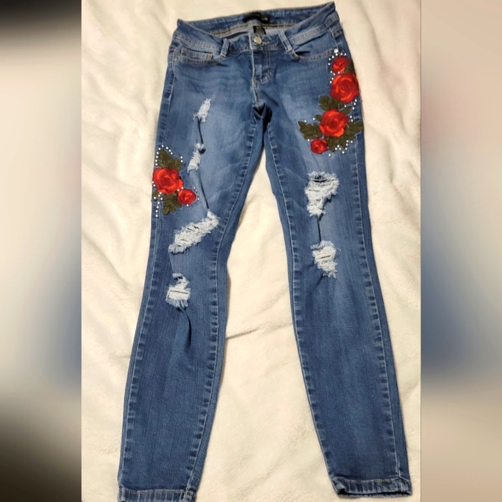 💥PRICE DROP💥Rose embroidered skinny jeans